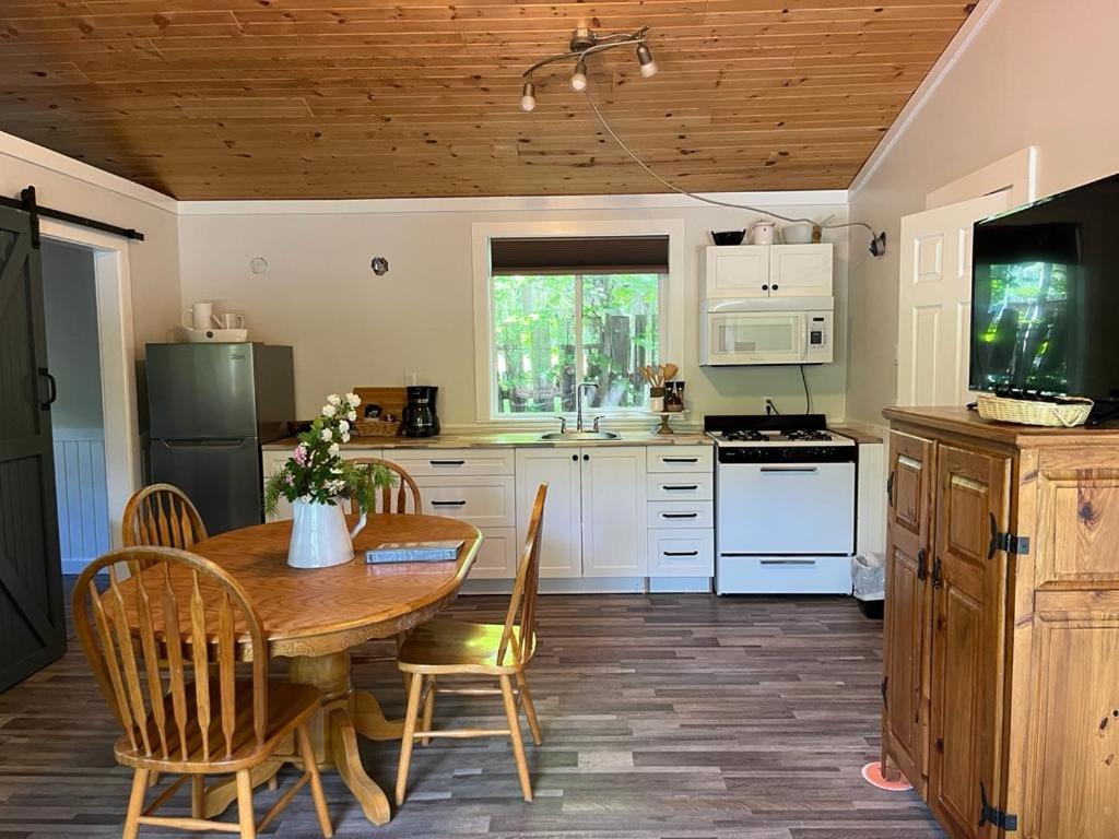 Barefoot Villas And Retreat Christina Lake Bagian luar foto